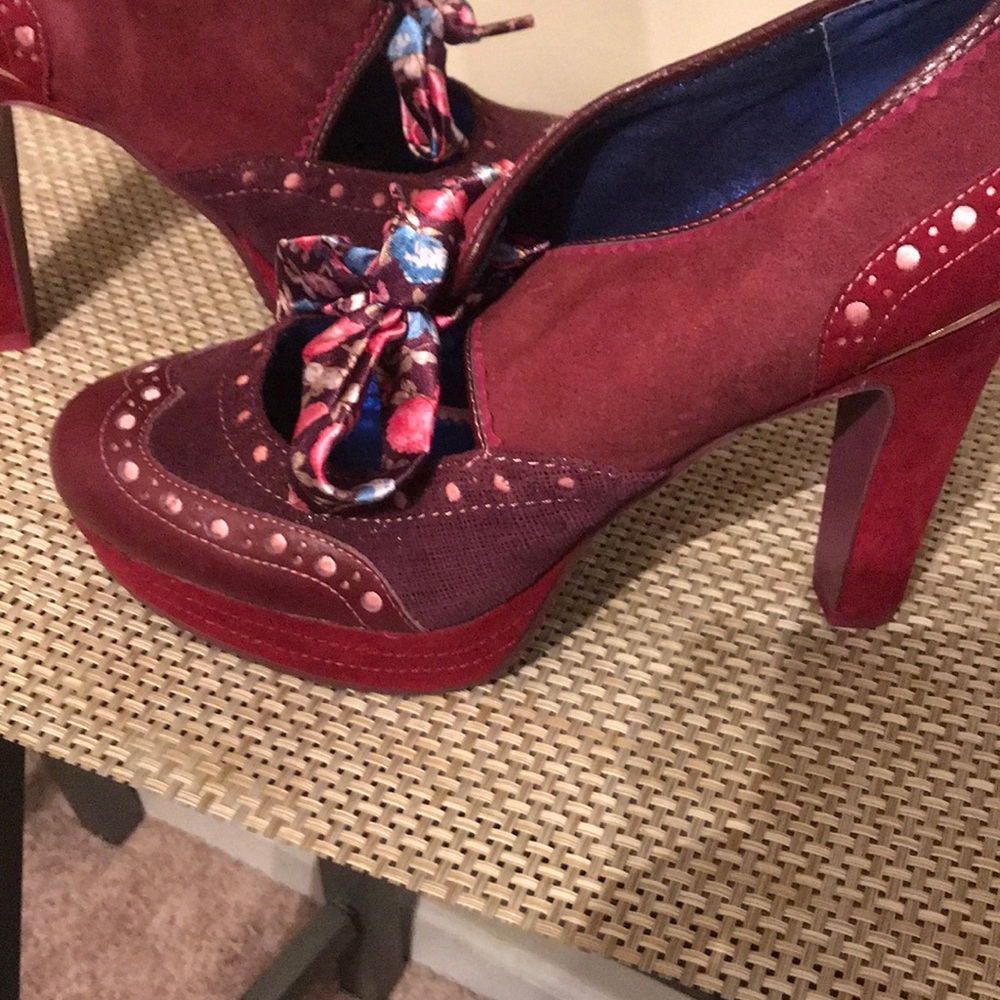 Fabulous cute heels ( wine red color)